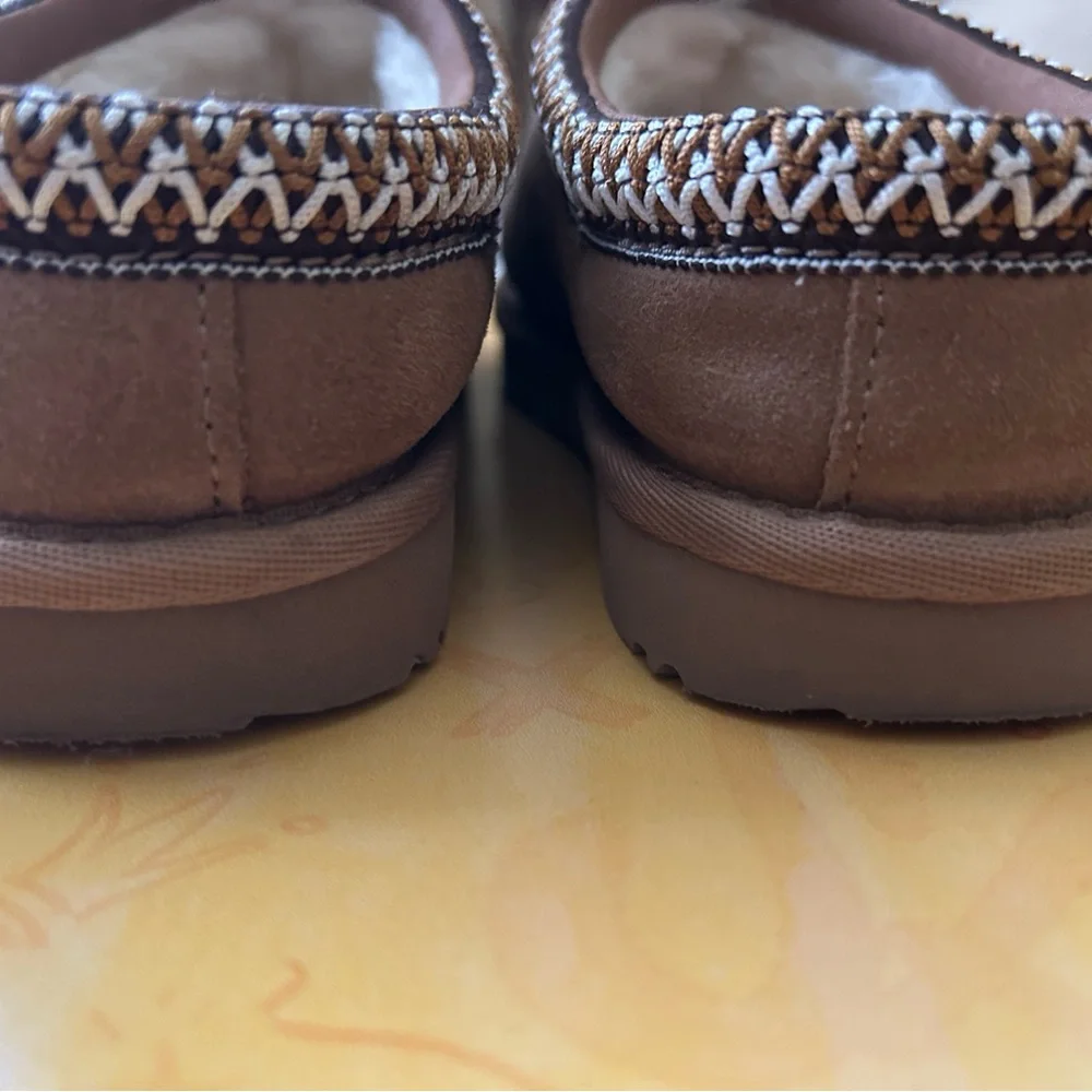 UGG girls short booties, Sz 2
